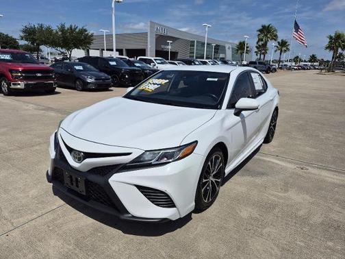 Super White 2019 Toyota Camry SE