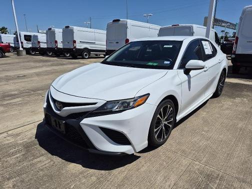 Super White 2019 Toyota Camry SE
