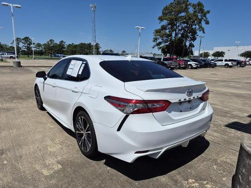 Super White 2019 Toyota Camry SE