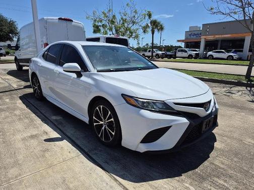 Super White 2019 Toyota Camry SE
