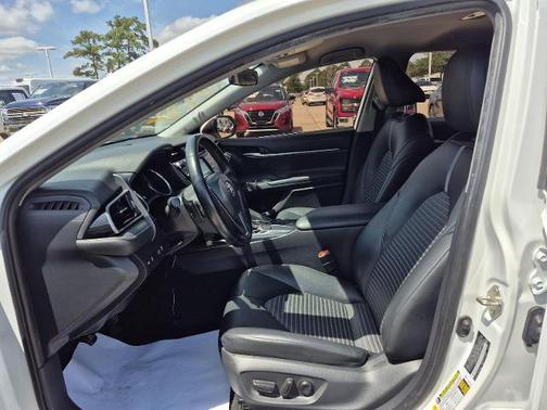Super White 2019 Toyota Camry SE