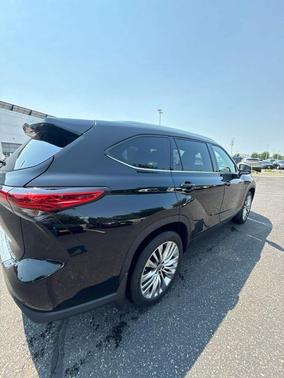 Midnight Black Metallic 2023 Toyota Highlander Platinum
