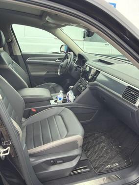 Deep Black Pearl Effect 2023 Volkswagen Atlas 3.6L SEL Premium R-Line