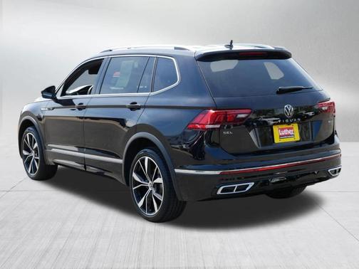 Deep Black Pearl Effect 2024 Volkswagen Tiguan 2.0T SEL R-Line