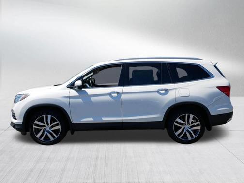 White Diamond Pearl 2017 Honda Pilot Touring