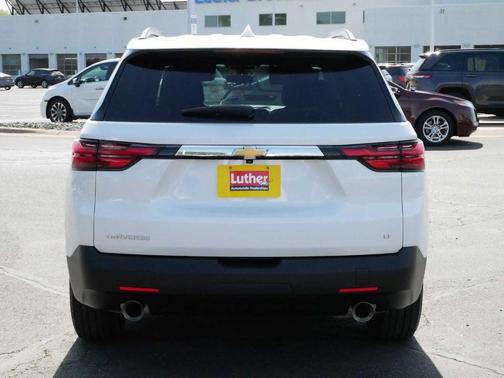 Iridescent Pearl Tricoat 2023 Chevrolet Traverse LT Cloth