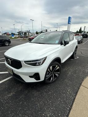 Crystal White Metallic 2023 Volvo XC40 B5 Ultimate Dark Theme