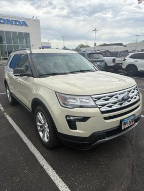Platinum Dune Metallic 2018 Ford Explorer XLT