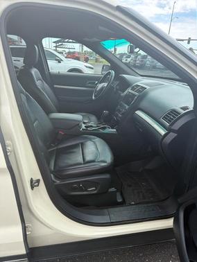 Platinum Dune Metallic 2018 Ford Explorer XLT