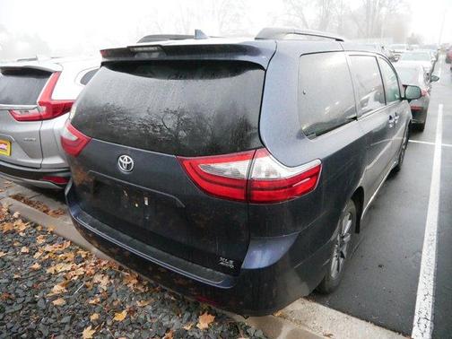 2020 Toyota Sienna XLE