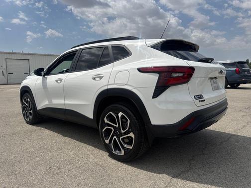 Summit White 2025 Chevrolet Trax FWD 2RS