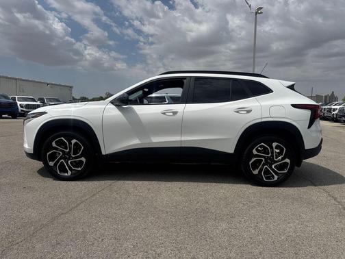 Summit White 2025 Chevrolet Trax FWD 2RS
