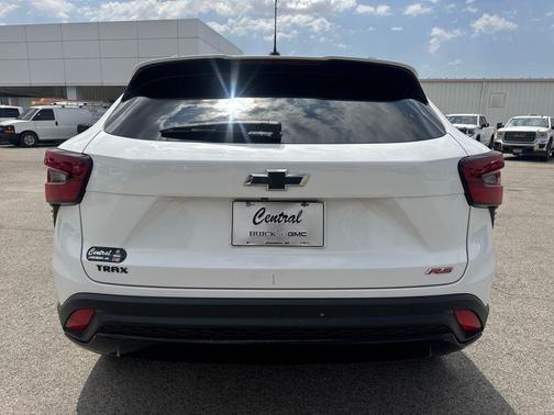Summit White 2025 Chevrolet Trax FWD 2RS