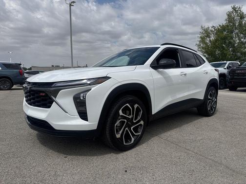 Summit White 2025 Chevrolet Trax FWD 2RS