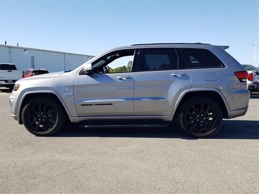 Photo 3 of 32 of 2021 Jeep Grand Cherokee Laredo