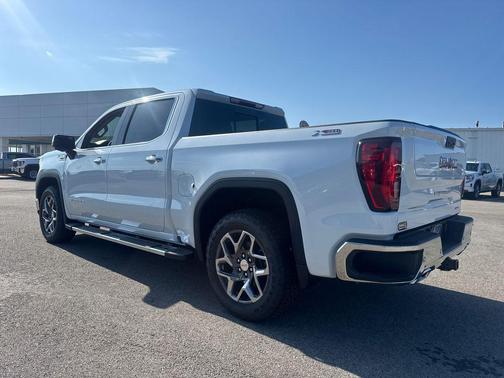 Glacier White Tricoat 2026 GMC Sierra 1500 SLT