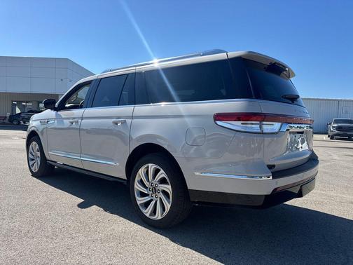 Ceramic Pearl Metallic Tri-Coat 2024 Lincoln Navigator Reserve