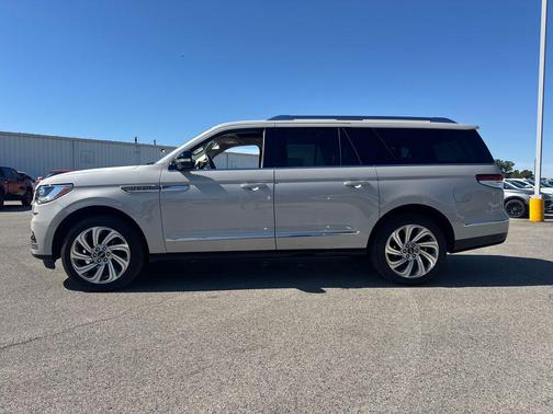 Ceramic Pearl Metallic Tri-Coat 2024 Lincoln Navigator Reserve