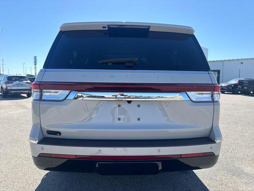 Ceramic Pearl Metallic Tri-Coat 2024 Lincoln Navigator Reserve