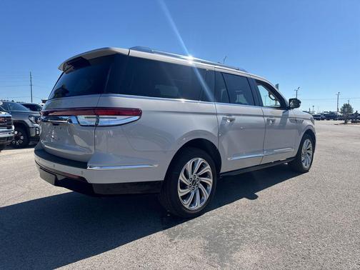 Ceramic Pearl Metallic Tri-Coat 2024 Lincoln Navigator Reserve