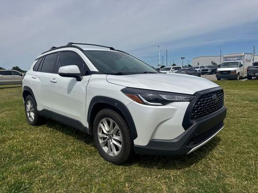 Pearl 2022 Toyota Corolla Cross LE