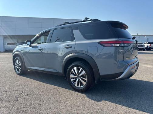 2023 Nissan Pathfinder SL 4WD
