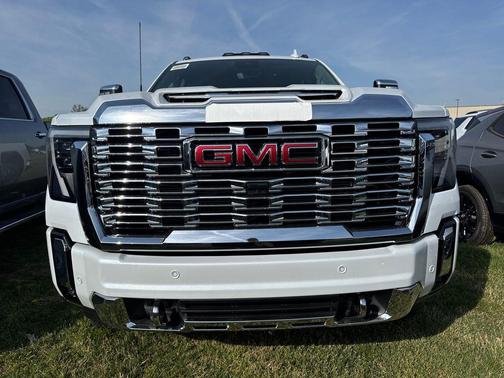 Glacier White Tricoat 2026 GMC Sierra 2500 Denali