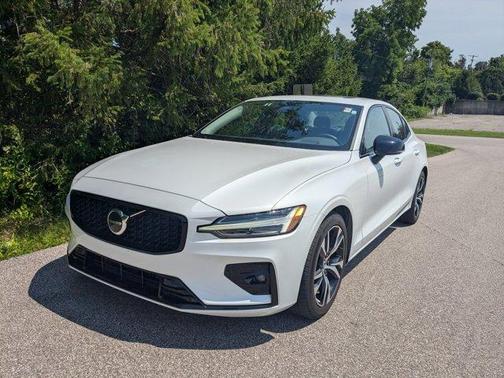 2024 Volvo S60 B5 Core Dark Theme