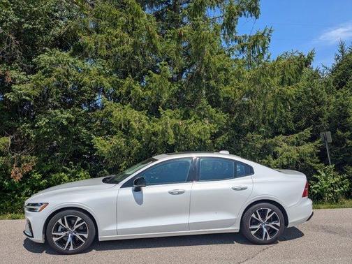 2024 Volvo S60 B5 Core Dark Theme