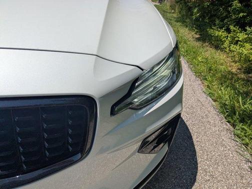 2024 Volvo S60 B5 Core Dark Theme