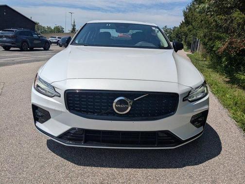 2024 Volvo S60 B5 Core Dark Theme