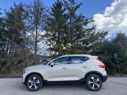 2025 Volvo XC40 B5 Plus Bright Theme