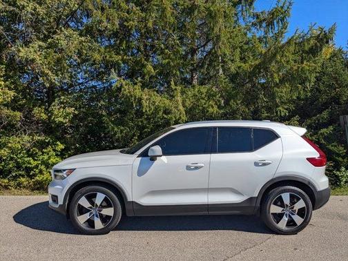 2021 Volvo XC40 T5 Momentum