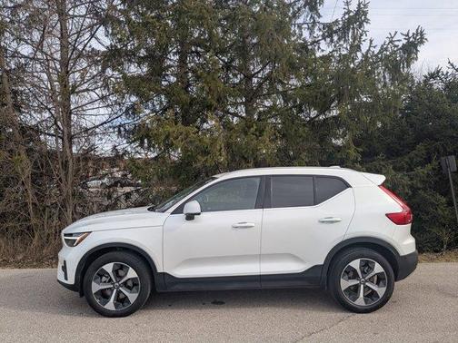 2025 Volvo XC40 B5 Plus Bright Theme