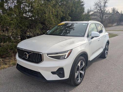 2025 Volvo XC40 B5 Plus Bright Theme