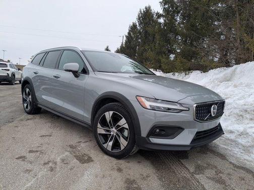 2025 Volvo V60 Cross Country B5 Plus