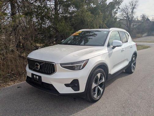 2025 Volvo XC40 B5 Plus Bright Theme