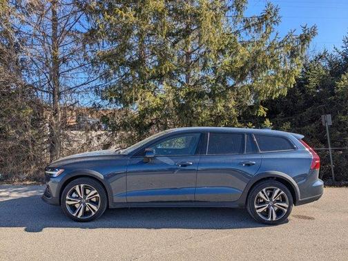 2025 Volvo V60 Cross Country B5 Plus