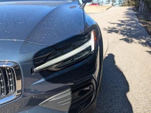 2025 Volvo V60 Cross Country B5 Plus