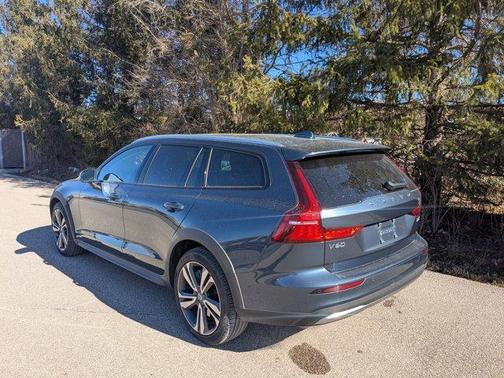 2025 Volvo V60 Cross Country B5 Plus