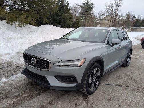 2025 Volvo V60 Cross Country B5 Plus