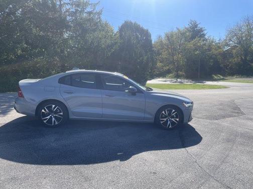 Metallic 2024 Volvo S60 B5 Plus Dark Theme