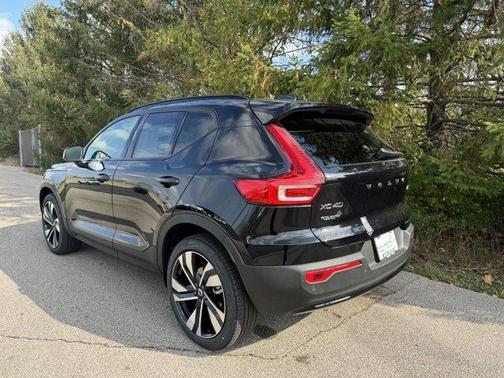 2025 Volvo XC40 B5 Plus Dark Theme