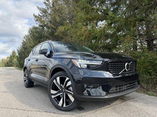 2025 Volvo XC40 B5 Plus Dark Theme