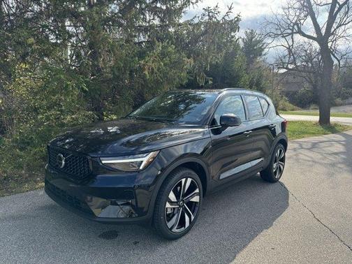 2025 Volvo XC40 B5 Plus Dark Theme