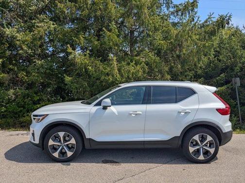 2023 Volvo XC40 B5 Plus Bright Theme