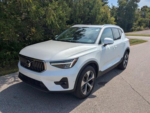 2023 Volvo XC40 B5 Plus Bright Theme