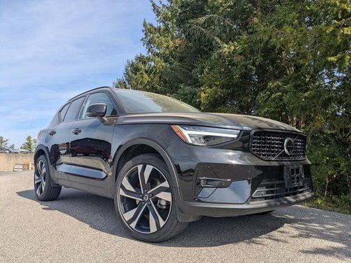 2025 Volvo XC40 B5 Plus Dark Theme