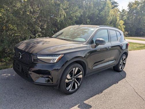 2025 Volvo XC40 B5 Plus Dark Theme