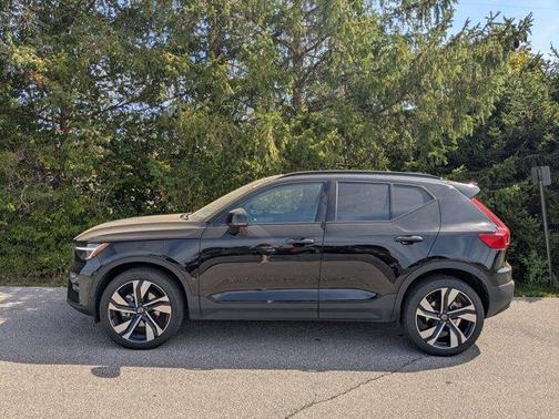2025 Volvo XC40 B5 Plus Dark Theme